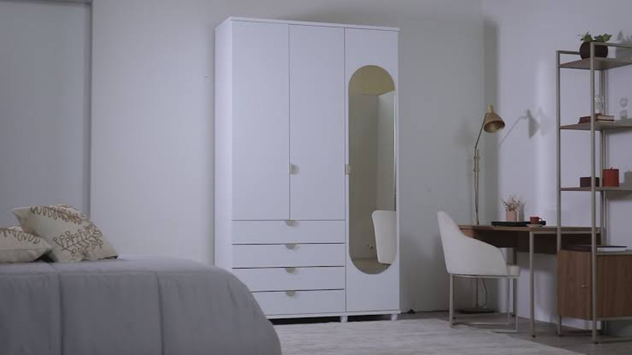 Guarda-roupa com espelho