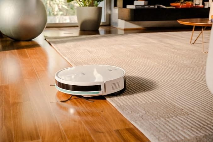 Robô aspirador de pó no chão de uma casa