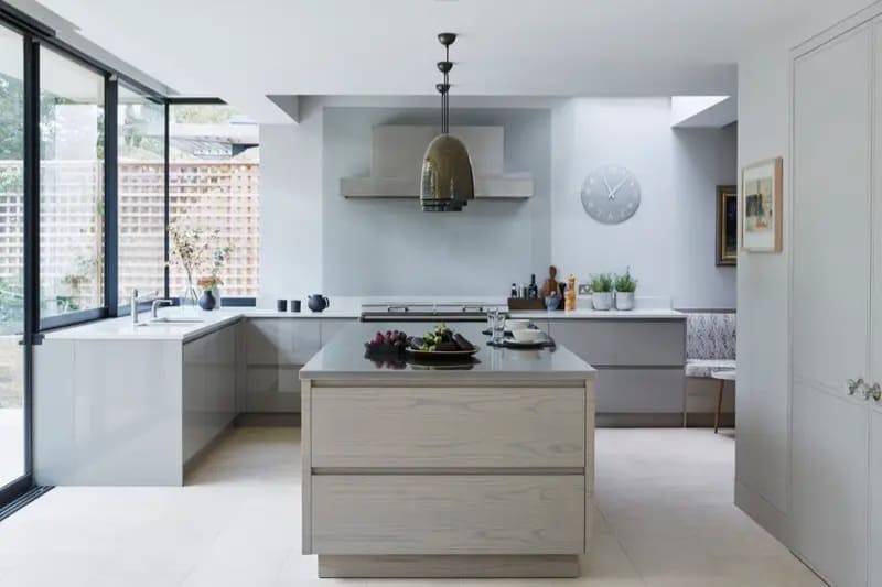 Cozinha moderna com puxadores invisíveis