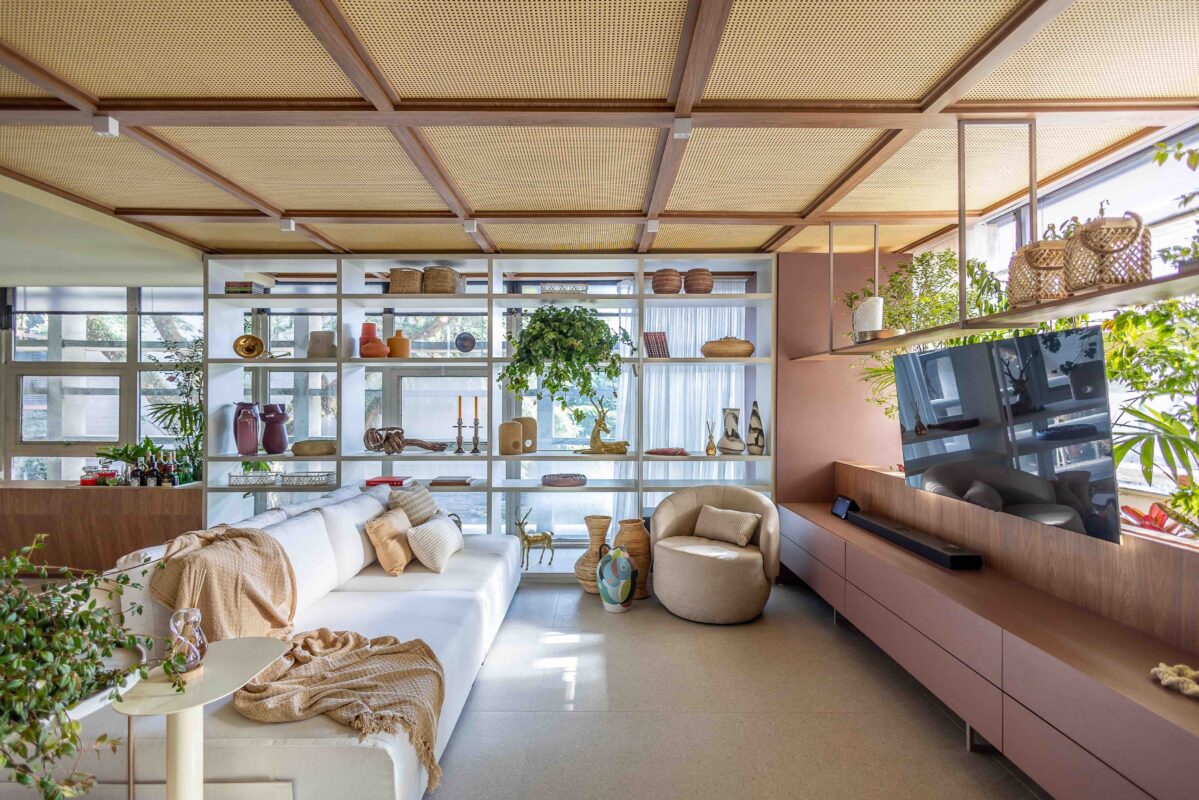 Sala de estar com design inclusivo, priorizando acessibilidade, funcionalidade e conforto