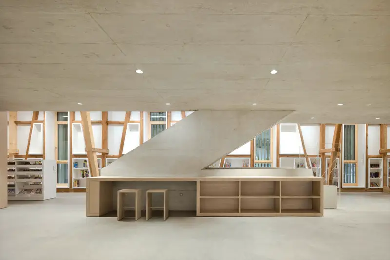 Interior de casa com design moderno, combinando madeira e concreto