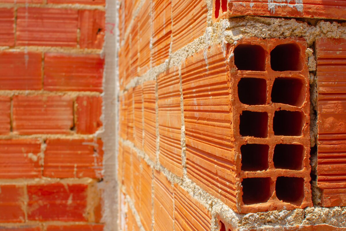 Tijolos cerâmicos em uma construção