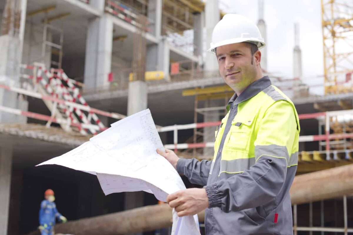 Engenheiro civil na obra