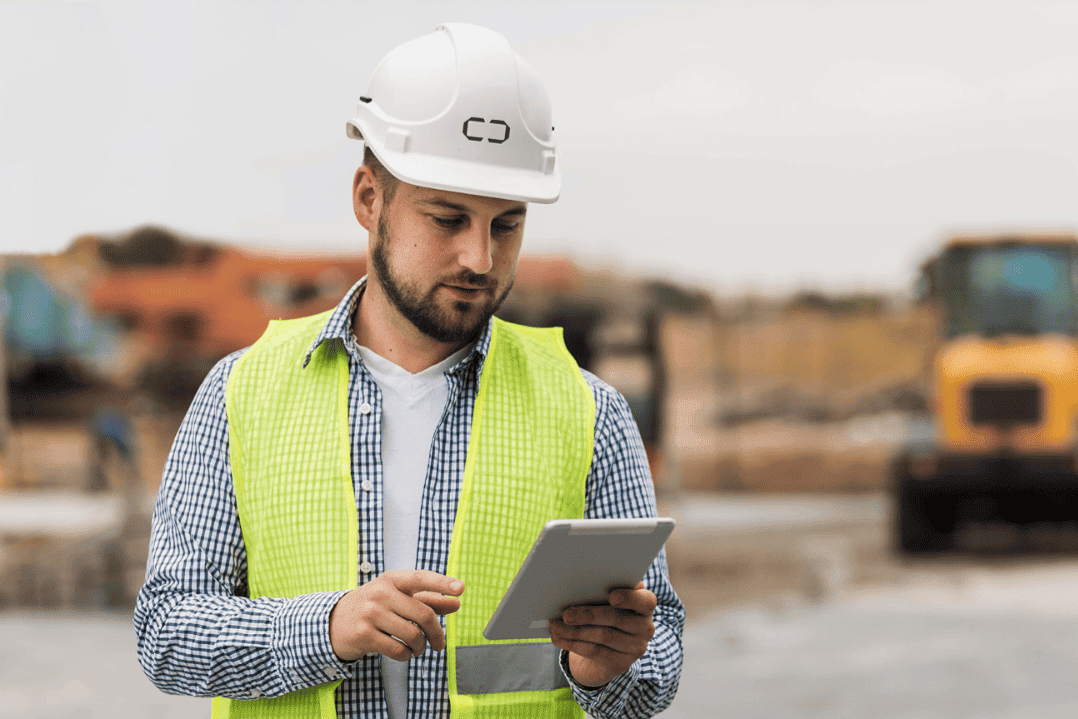 Engenheiro civil em uma obra usando um tablet