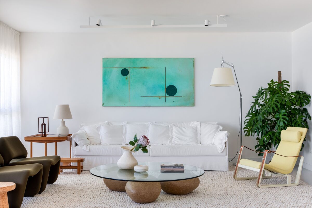 Sala de estar decorada com cores claras e neutras