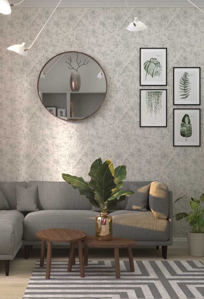 Decoração de sala de estar com espelho e quadros