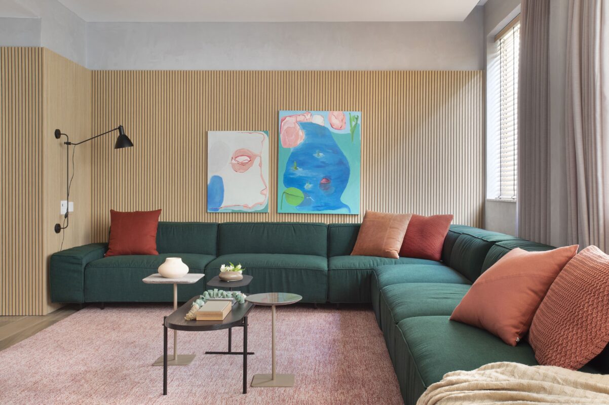 Decoração de sala de estar criativa com móveis proporcionais ao espaço