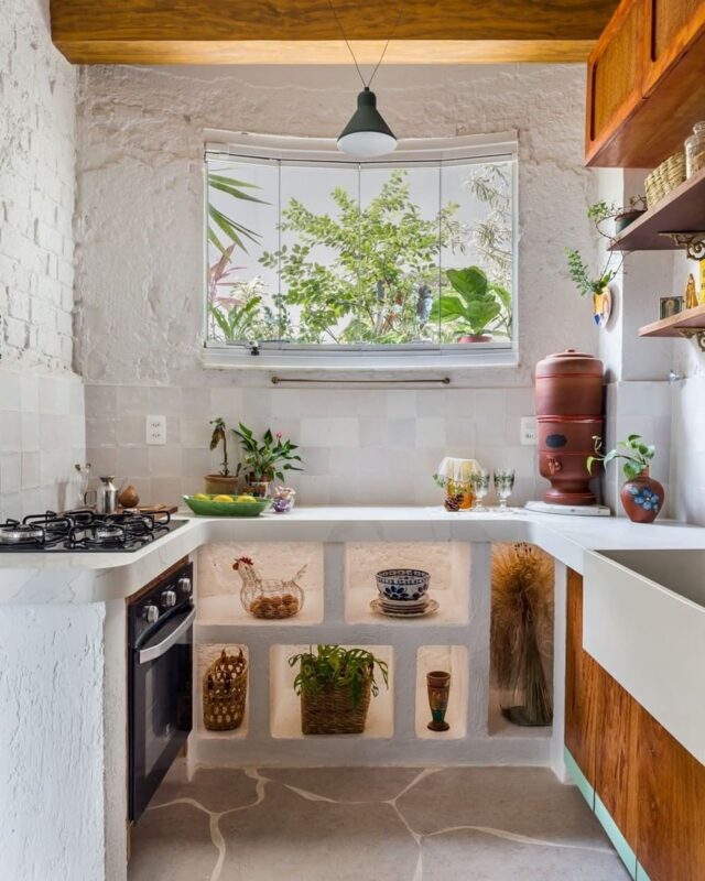 Cozinha rústica decorada com texturas e pintura branca