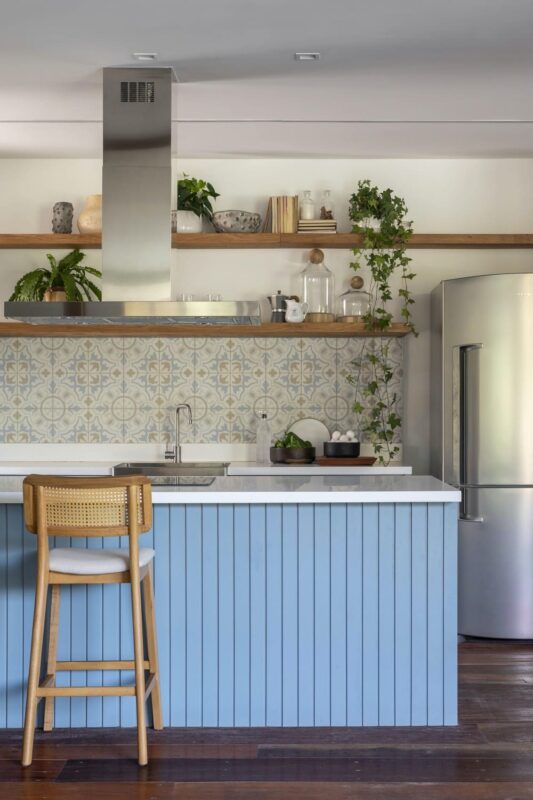 Cozinha rústica com toque de azul