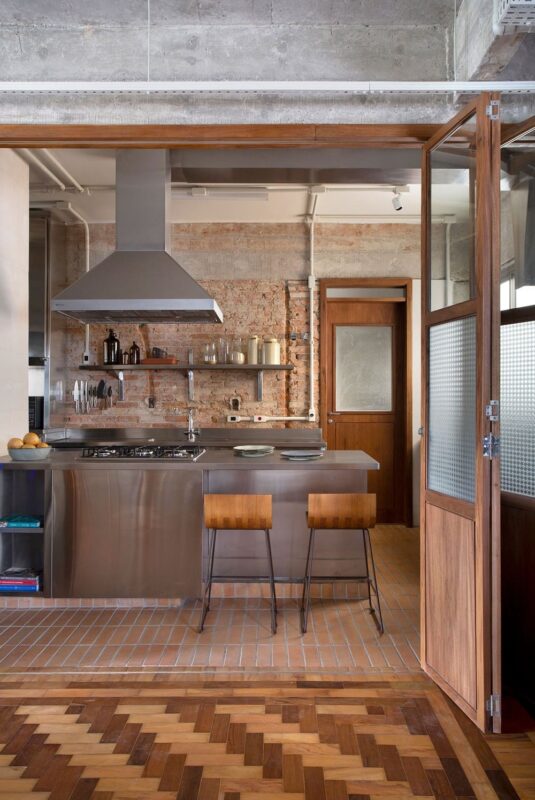 Cozinha rústica com decoração industrial e brutalista