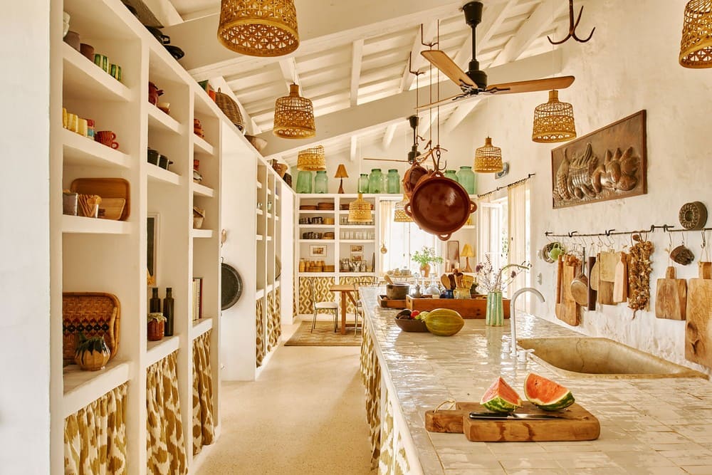 Decoração de cozinha rústica com tudo à mostra