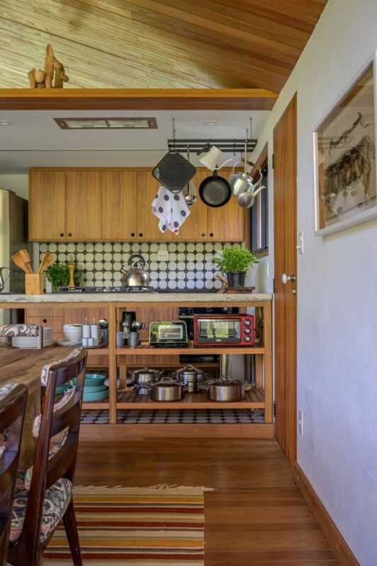 Decoração de cozinha rústica com ladrilhos em destaque